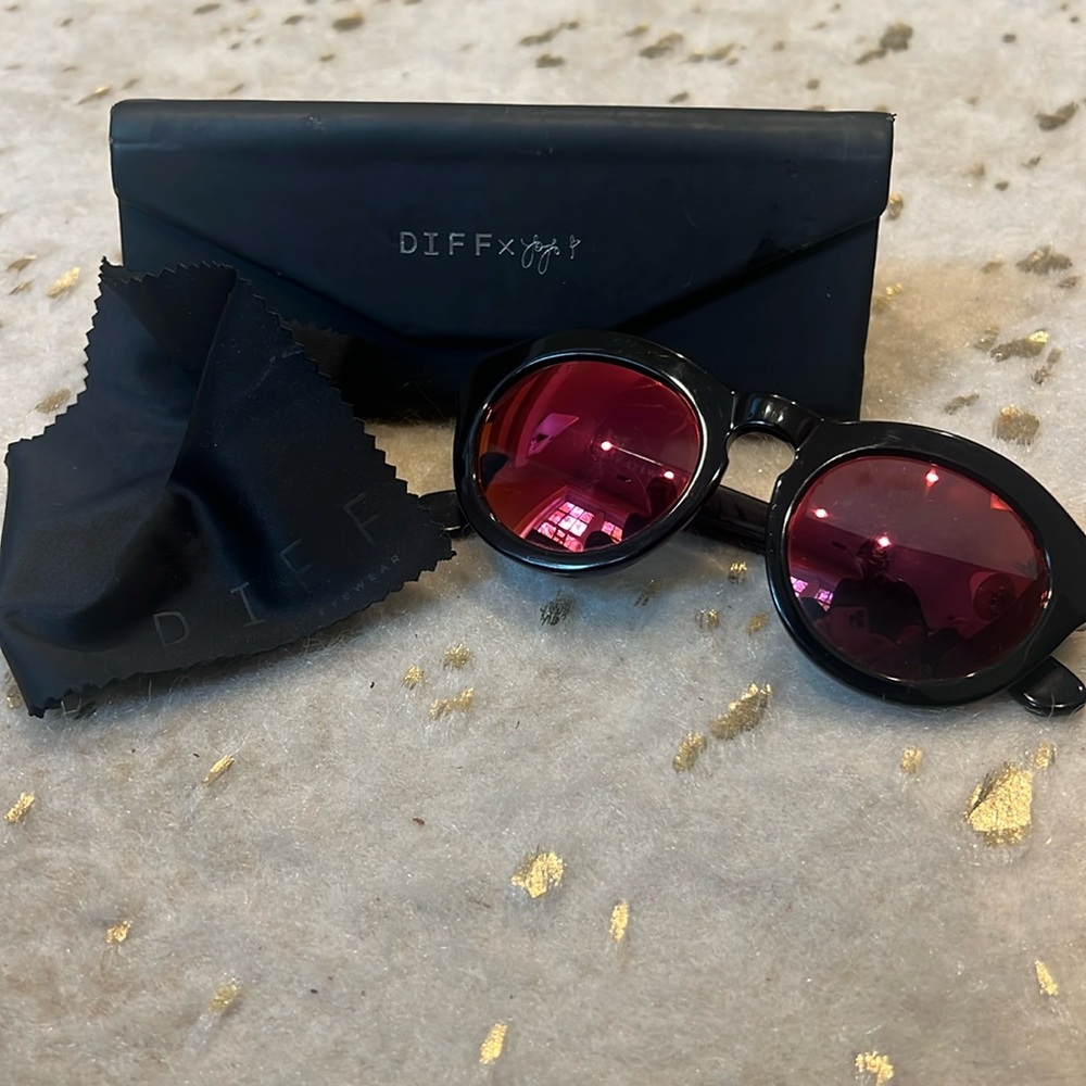 Sunglasses!  Diff brand.  Style- Dime Great condition.  Smoke free home